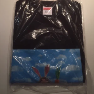  - Mike Hill x Supreme Runner Tee från S/S 17 kollektionen. Fortfarande i originalförpackning. Lägg gärna bud!