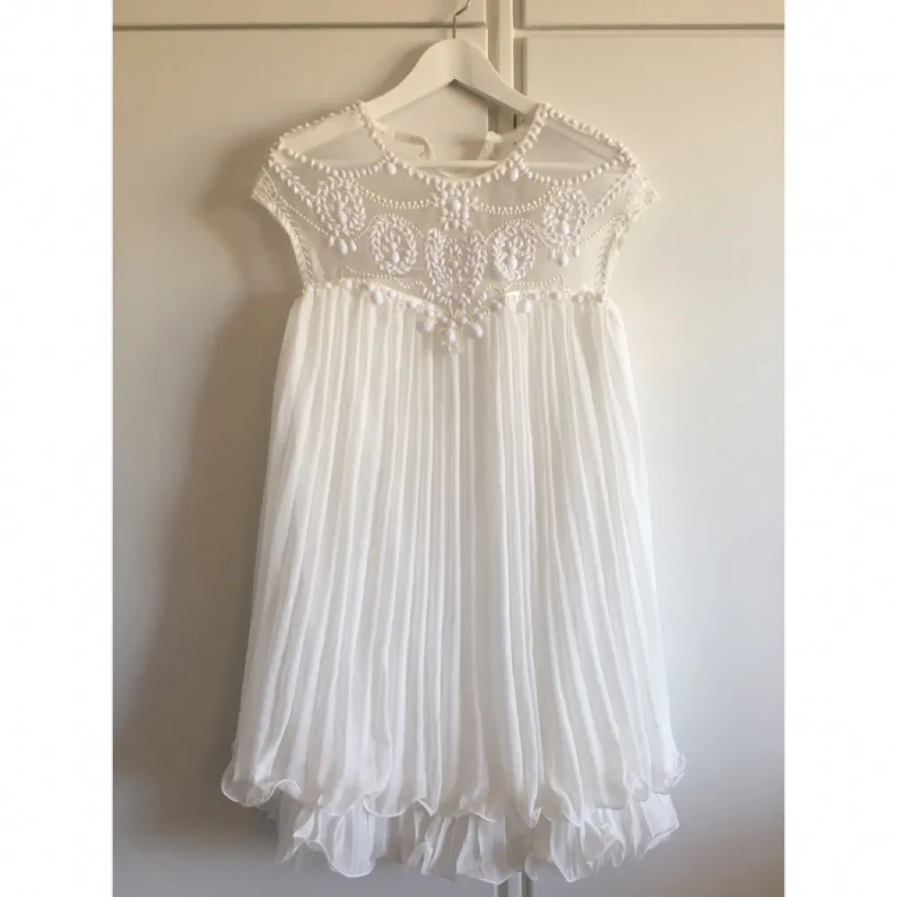Superfin vit klänning som passar perfekt till sommaren, studenten och semestern. Jag köpte den till min student men den blev aldrig använd. :) Från djur- & rökfritt hem, kan skickas! Se gärna mina andra annonser! :) . Klänningar.
