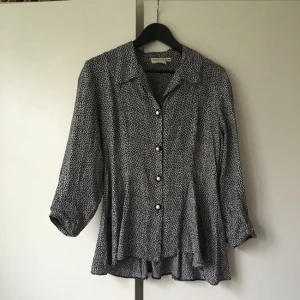  - Jättefin gammal 80-tals blus från H&M! Köpt på secondhand! Med knytning vid ryggen! Köparen står för frakten! Betalningen sker via swish!
