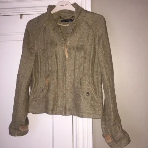  - Jacka i 100% linne från Ralp Lauren med detaljer i ljusbrun mocka. Nypris var drygt 6.000kr. Skicka meddelande om du önskar fler bilder! 