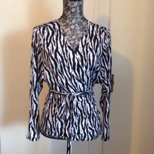  - Ursnygg topp från H&M!  Prislapp kvar, inte ens provad.