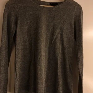  - Superfin tröja från Massimo Dutti, väldigt lite använd. Jättefin rygg med knappar och hela tröjan är lätt glittrig. Strl small det är inte jättemycket stretch. 