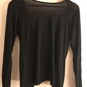  - Snygg festtopp med öppen rygg från bikbok. Är medium men passar alla då den är stor och stretchig. Normalt skick. 