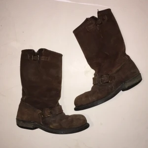  - Bruna mocka boots i storlek 38. Sliten klack (se bild 2). Upphämtning i Majorna, Göteborg.