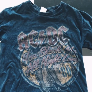  - Riktigt cool ac⚡️dc T-shirt i mycket fint skick.🤘🏻 Köpare står för frakt 