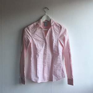 Snygg rosarandig skjorta från HM