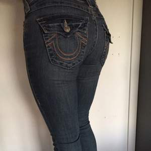 Bootcut jeans från True Religion. Har sytt upp byxorna så längden är nu motsvarande 30-32. Jag är 162 cm lång😊 köparen betalar frakt!