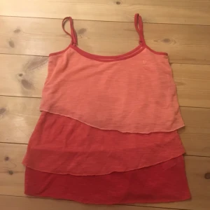  - Rött linne från esprit 