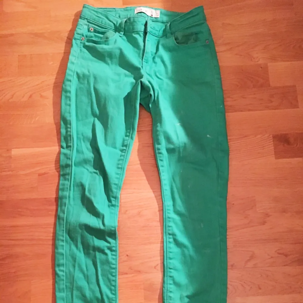 Gröna (mer mörkgröna än på bilden) från Gina Tricot. (Chloé-modell). Använda fåtal gånger. Har en väldigt liten vit fläck på ena benet.. Jeans & Byxor.