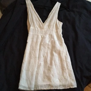  - Vitmönstrad klänning från Lavand. 