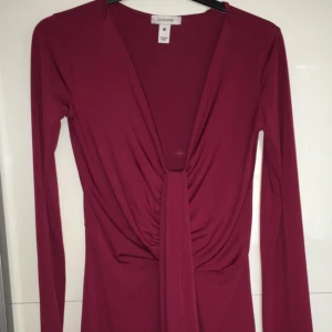  - Superhet klänning från nelly. Det står storlek M, men skulle säga att det är storlek S (liten M). Den är använd en gång på en finmiddag. Kan ta bild med hur den ser ut på vid intresse! 