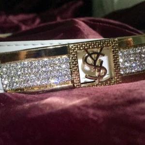  - Helt nytt bälte YSL med strass. Aldrig använt. Ej äkta.