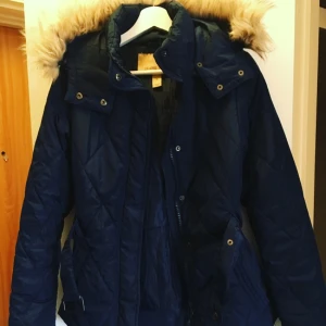  - Vinterjacka i färgen marinblå med fuskpäls & bälte i midjan, använd fåtal gånger! 60kr + ev. frakt 📦 Hämtas i Kristianstad eller Karlshamn 🖖🏻