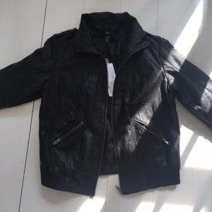  - Skitsnygg läderjacka från ellos, aldrig använd, prislapp kvar!