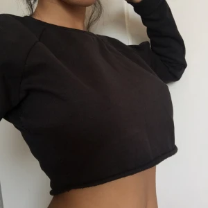  - Croptop sweatshirt som jag sytt in själv så den ej är så pösig men de märks inte då det är på sidorna