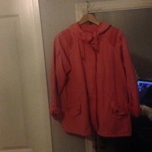  - Säljer en riktigt cool jacka ifrån Bikbok, med märket "Westhill, redbird" Jackan är en perfekt oversize jackan men står storlek XS i den vilket jag absolut inte tycker passar. Jag använde den som oversize! Färgen är något rosa och det är en perfekt höst/vårjacka. 