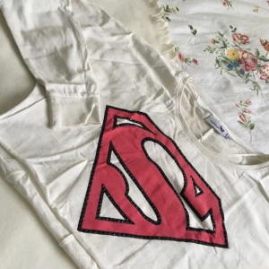  - Långärmad croptopp från London i mycket fint skick med alla "stenar" kvar
Passar XS-M
Fraktkostnad tillkommer