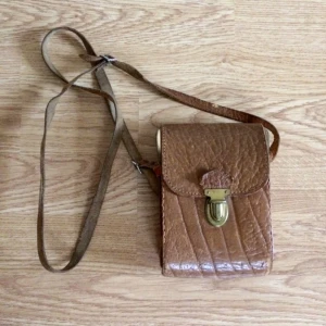  - 🍂Vintage kameraväska med plats för det viktigaste i sommar🍂  • Storlek: ca A5 • Märke: Okänt  • Material: Okänt  • Skick: Välanvänd & omtyckt, har mer att ge! • Övrigt: Slitage finnes på olika håll, fråga gärna om fler bilder • Frakt: 45kr 