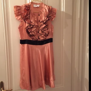  - Sidenklänning från By Malina i strl M. Skulle säga att den är liten i storleken, mer som en S.  Aldrig använd, bara testad. Minns inte nypris men det var över 2000kr.   https://www.bymalina.com/en/ 