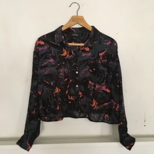  - Härlig mönstrad blus från Monki. 