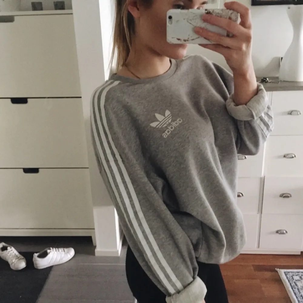 Sweatshirt/collegetröja från Adidas, använd men i bra skick. Nypris 500 kr.. Hoodies.