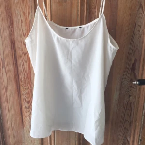  - Vitt linne i tunt fint tyg🌻  🗯 köparen står för frakten eller mötes upp i Stockholm 