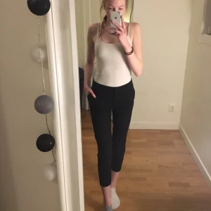  - Svarta kostymbyxor🍀 De sitter jättebra både bak och fram  Har 2 fickor, en på varje sida, och 1 igensydd där bak Älskar dessa byxor och de användes några gånger senaste sommaren men tycker att de är alldeles för korta på mig (är 1,75) ~ det är bara att fråga på om vad som helst ~ frakt tillkommer