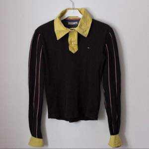 Tommy Hilfiger Denim tröja i retro stil, köpt i en Second Hand butik i Barcelona. Ribbad långärmad tröja med TH loggan på framsidan och baksidan! 
Syns att den är använd men bra skick 🌸