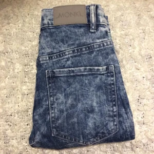  - Jeans från Monki. Möts upp i Stockholm 🐙