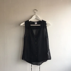  - Superfin svart topp med gulddetaljer!