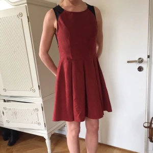  - Härlig klänning med snygg nätrygg. Använd fåtal gånger, mycket bra skick! Inköpt i Australien. 