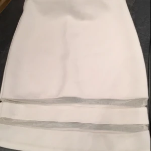  - Två fina kjolar 
Den grå är en pennkjol ribbad lite längre