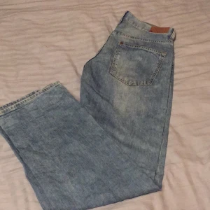  - "Boyfriend-jeans" från HM. Finns en liten fläck på dom därav det låga priset, se bild tre. Syns knappt. 

Jag kan frakta eller mötas upp. Vid frakt står köparen för porto. 
Pris kan diskuteras vid snabb affär.

