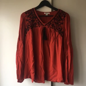  - Blus från New yorker! Köparen står för frakten! Tar helst emot betalning via swish! 