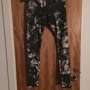  - Oanvända leggings från hm DIVIDED. 