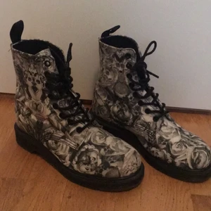  - Knappt använda dr martens skor. Är i väldigt bra skick. 
