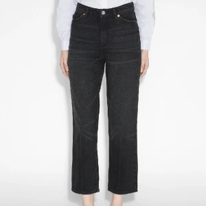  - Jeans i modellen taiki i strl 27 från monki. Kan passa flera olika storlekar beroende på hur en vill att dom ska sitta. Jag har storlek M i vanliga fall och dom sitter ganska tajt på mig, men lösare i benen. Är inte mycket använda så är i fint skick! kan skickas eller avhämtas i göteborg!,