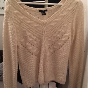  - Jättefin stickad tröja från Hm i storlek s, fint skick! Vid frakt så postar jag denna i postnords blåa kuvert som kostar 45kr