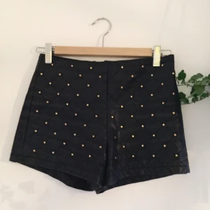  - Fake-skinn shorts med guldnitar. Endast använda en gång. Från zara i Barcelona.