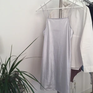  - Klänning från topshop, den är kort och kan även användas som ett linne. Den är djup i ryggen. Oanvänd! 