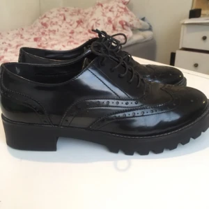  - Vårens finaste skor! 🌷✨    Säljes pga för små, använda en gång utomhus.  