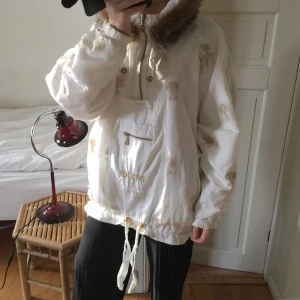  - Säljer sjukt snygg anorak som är köpt vintage. Den har huva med en pälskrage i äkta päls och guldiga detaljer. Märket är mdc. I fint skick och frakten ingår i priset.