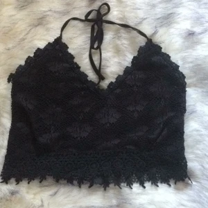  - Perfekta partytoppen i spets, från bikbok