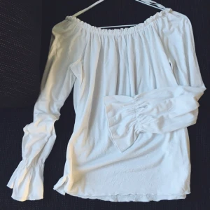  - Vit singoallablus som man kan ha off shoulder, köpt på Nelly.com. Skulle säga att den är normal till stor i storleken. Frakt kostar 30kr.