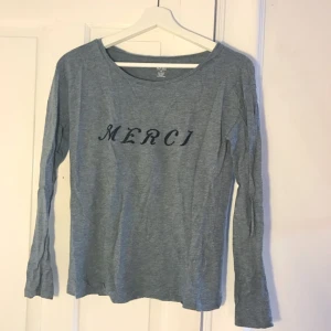  - Tröja med okänt märke. Köpt på macys i new york. Står XS men är stor