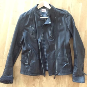  - Skinnjacka, Wrangler. Mycket fint skick!  Frakt 59kr 