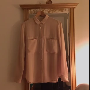  - Skjorta i fint skick från Filippa K i storlek S  Finns i Stockholm 