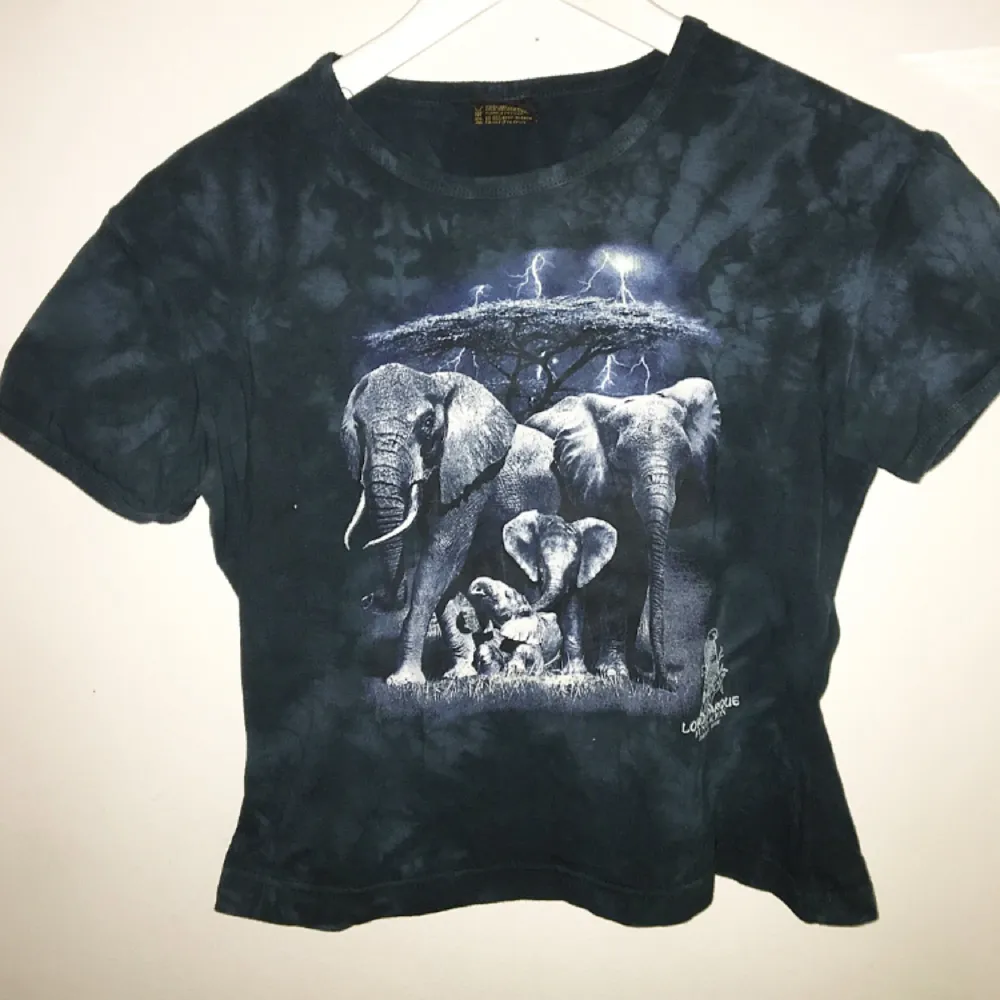 VACKER elefant t-shirt köpt i Amsterdam. 
Otroligt fin! . T-shirts.