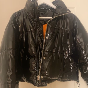 glansig jacka  - glansig jacka från top shop, köpt förra vintern, minns ej vad jag köpte den för, så högsta bud vinner, stl 38