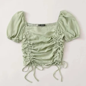Topp från SHEIN - Ljusgrön topp med knytningar som är justerbar. Skriv för fler bilder. Frakt tillkommer💚 säljer till högsta bud!!